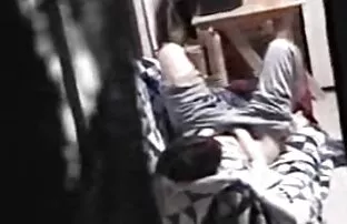 XXX mörkt hår se gratis sex film skönhet i sängen