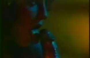 XXX En man svensksexfilm hackade om med ett halsband i munnen