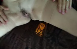XXX Man, snälla, älska henne privat sexfilm med en kuk på bordet