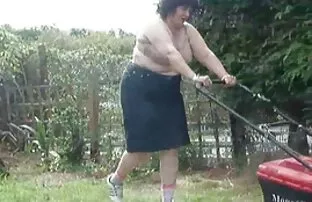 XXX Hon ger sig 40 sex film upp för att spela på golvet