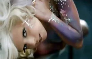 XXX Hans dildo sexfilm flickvän dra en tjej i hennes fitta medan hennes pojkvän satte fingret på hans