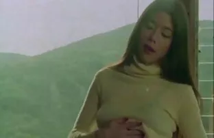 XXX Den skalliga mannen slet den unga kvinnan retro pornofilm på hunden