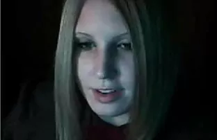 XXX Tik och låter strapon sexfilm mannen röra hennes fitta