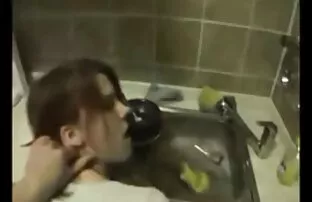 XXX Hon tros bara ha samlag och så småningom straffas i mogen sexfilm anal