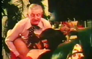 XXX Smala fingrar driva henne till en mjuk robin hood sexfilm orgasm