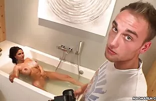 XXX Hon suger en sexfilm granny kuk och låt honom bryta henne i anal