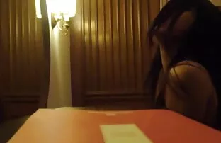 XXX Hot lesbiskt sex film i röda strumpor med kuk i anal