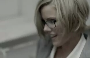 XXX Vacker tjej är en man Kirk serverar sex film dildo med en stor kuk,